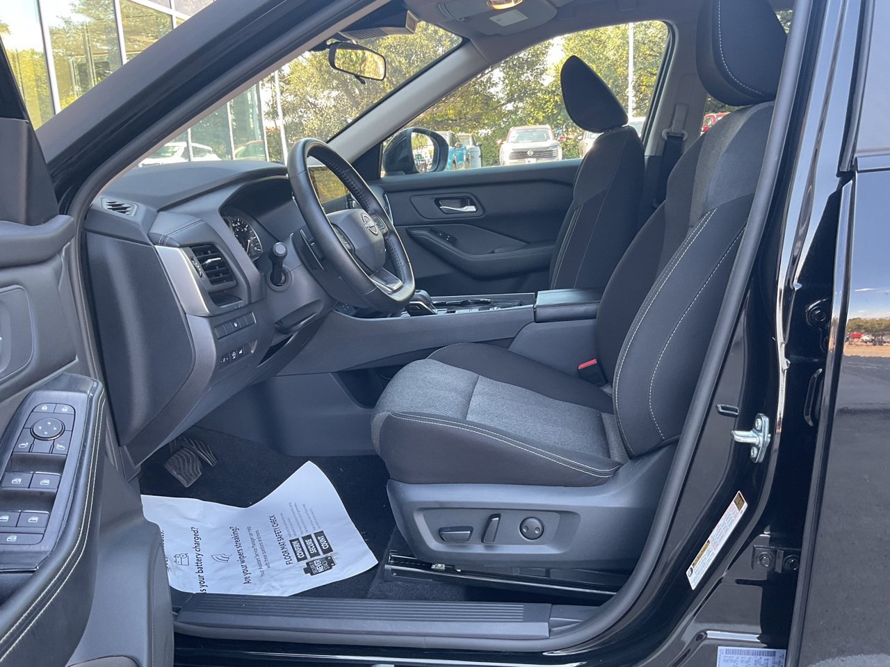 Used 2025 Nissan Rogue SV FWD image 7