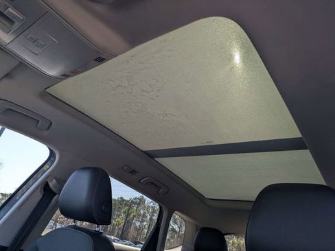 Used 2022 Volkswagen Taos SE w/ Panoramic Sunroof Package image 19