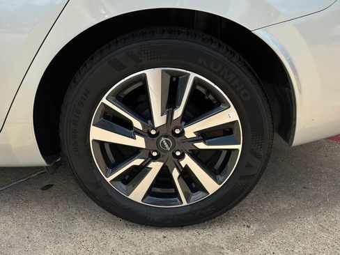 Used 2025 Nissan Versa SV FWD image 9