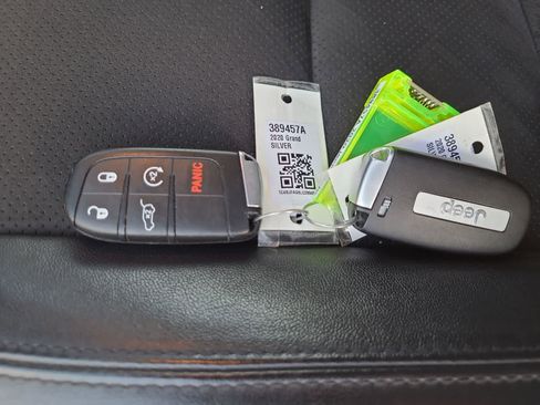 Used 2020 Jeep Grand Cherokee Laredo w/ Quick Order Package 2BN North image 28