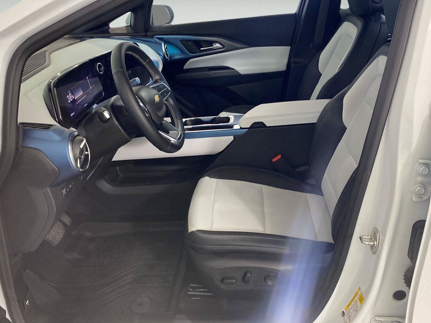 Used 2024 Chevrolet Equinox EV LT FWD image 13