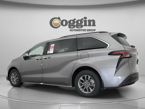 New 2026 Toyota Sienna XLE image 8