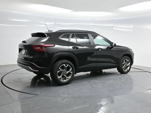 Used 2025 Chevrolet Trax LT FWD image 40