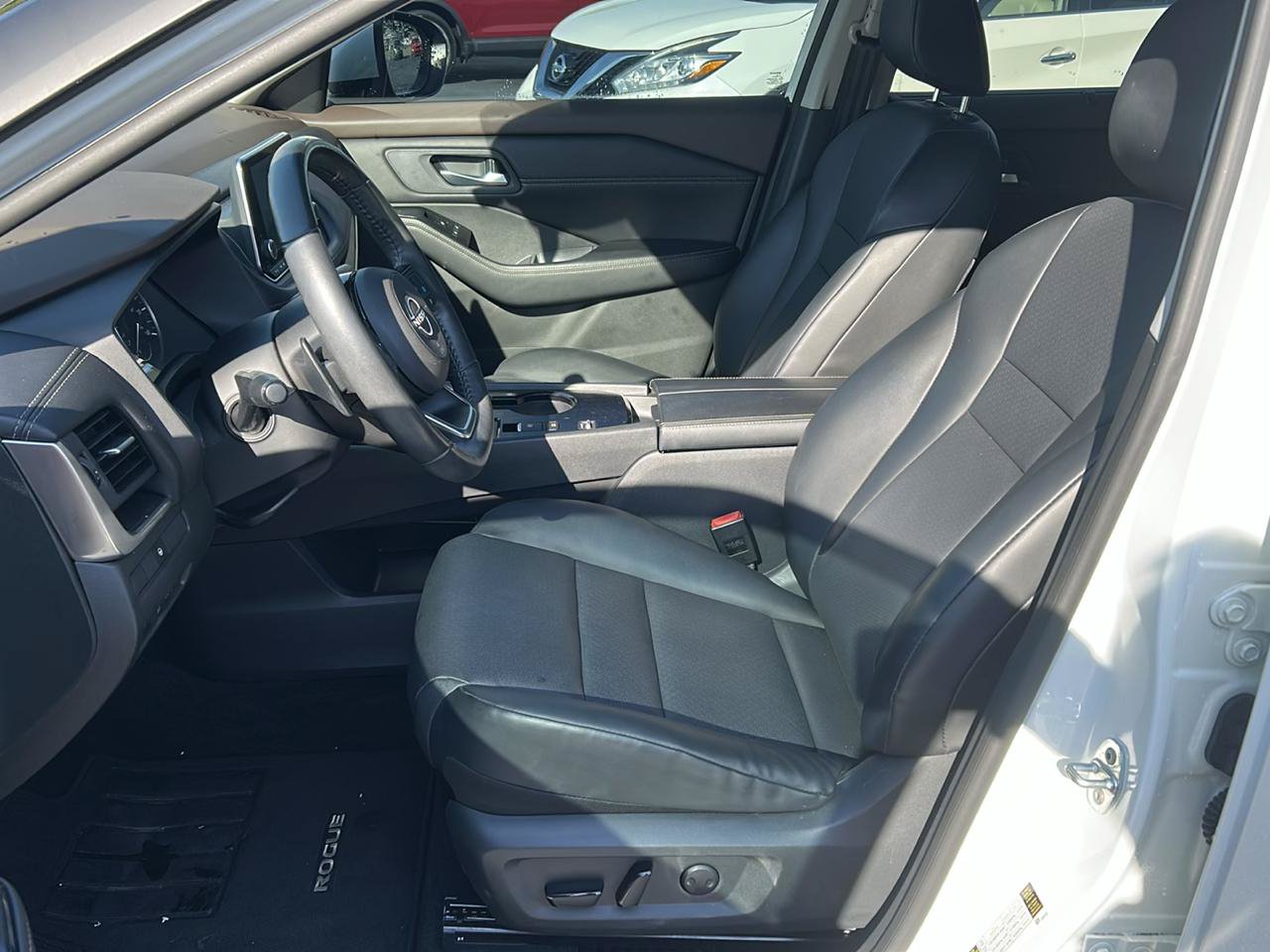 Used 2023 Nissan Rogue SV w/ SV Premium B Package FWD image 11