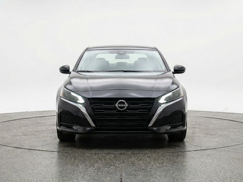 Used 2025 Nissan Altima 2.5 SV image 2