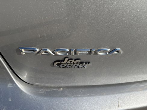 Used 2018 Chrysler Pacifica Touring-L w/ Advanced Safetytec Group image 10