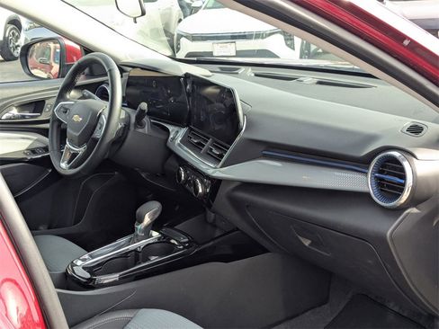 Used 2025 Chevrolet Trax LT w/ LT Convenience Package image 31