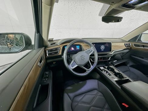 Used 2025 Volkswagen Atlas SE image 18