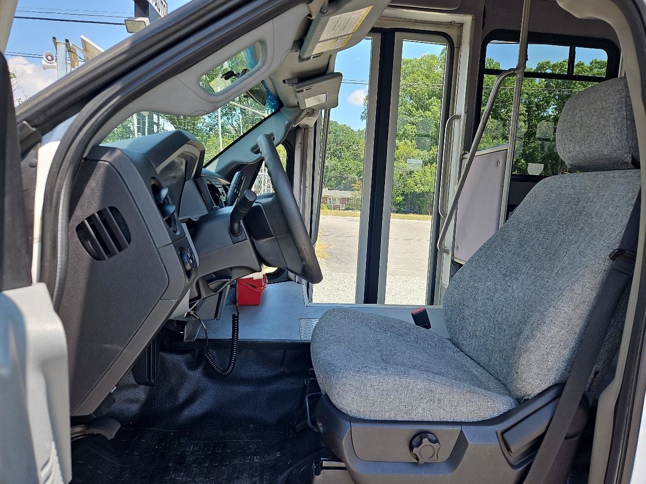 Used 2016 Ford F550 2WD Regular Cab Super Duty image 11