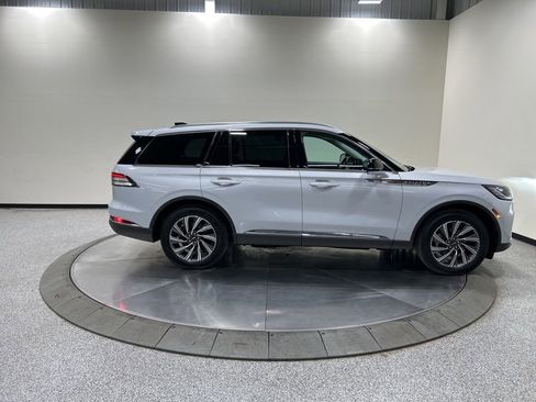 Certified 2025 Lincoln Aviator AWD image 5