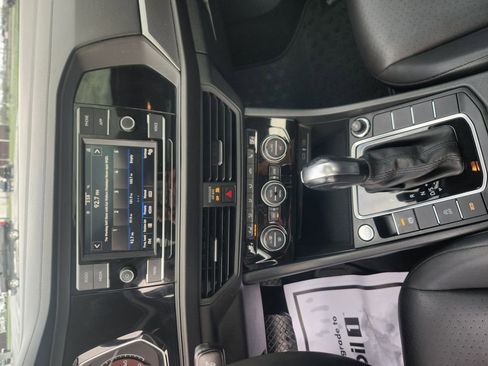 Used 2020 Volkswagen Jetta SE w/ SE Cold Weather Package image 24