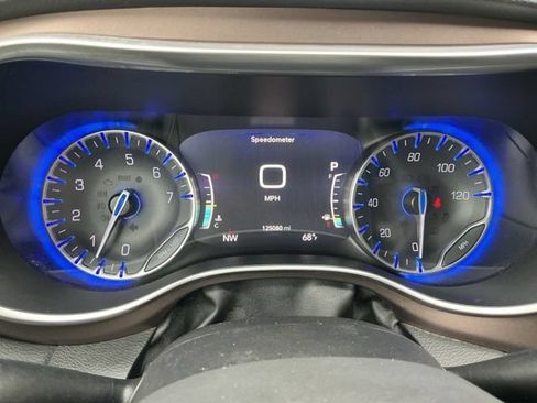 Used 2018 Chrysler Pacifica Touring-L Plus FWD image 23