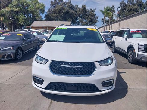 Used 2023 Chrysler Pacifica Limited FWD image 2