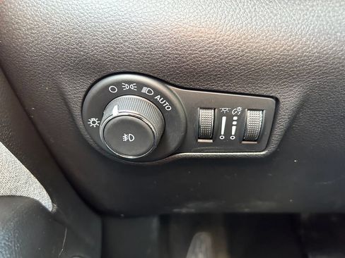 Used 2023 Jeep Compass Latitude AWD/4WD image 19