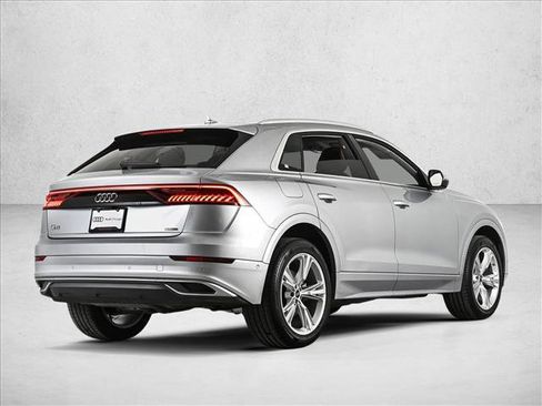 Used 2022 Audi Q8 Premium image 5