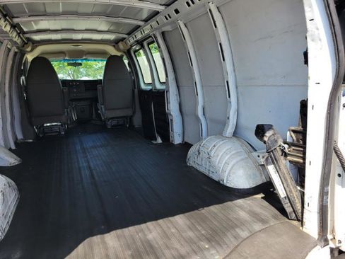 Used 2011 Chevrolet Express 3500 Extended RWD image 25