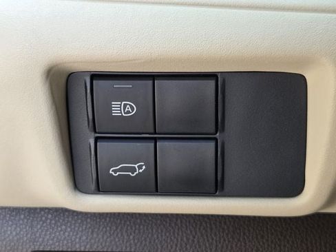 Used 2021 Toyota Highlander XLE AWD/4WD image 33