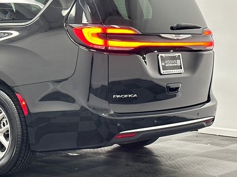 Used 2024 Chrysler Pacifica Touring-L image 7