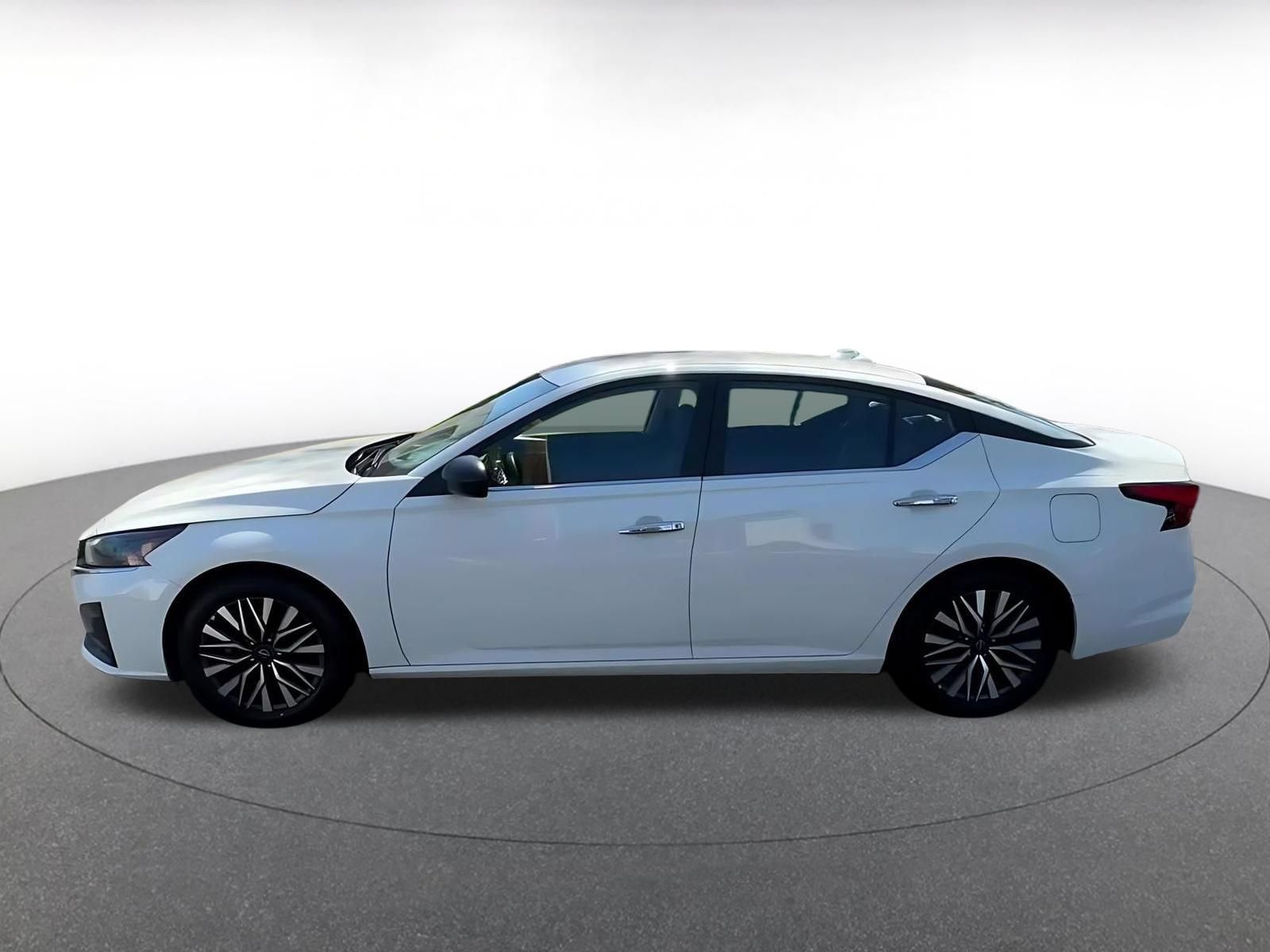 Used 2025 Nissan Altima 2.5 SV FWD image 8