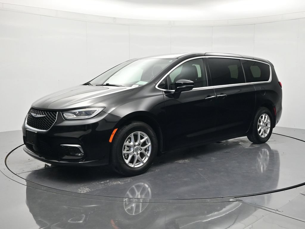 Used 2025 Chrysler Pacifica Select FWD image 1