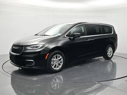 Used 2025 Chrysler Pacifica Select