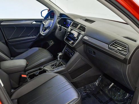 Used 2022 Volkswagen Tiguan SE w/ Panoramic Sunroof Package image 16
