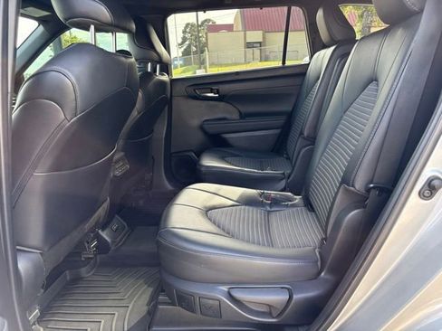 Used 2022 Toyota Highlander XSE image 12
