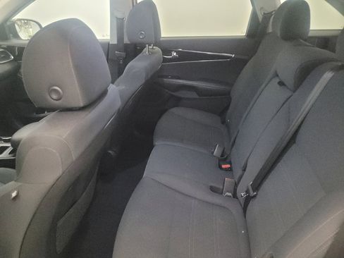 Used 2019 Kia Sorento S image 19