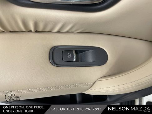 Used 2017 Nissan Armada Platinum w/ Interior Lighting Package image 34