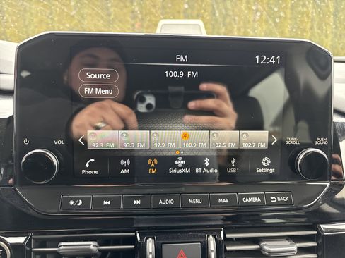 Used 2024 Nissan Pathfinder SL w/ Black Appearance Package image 27