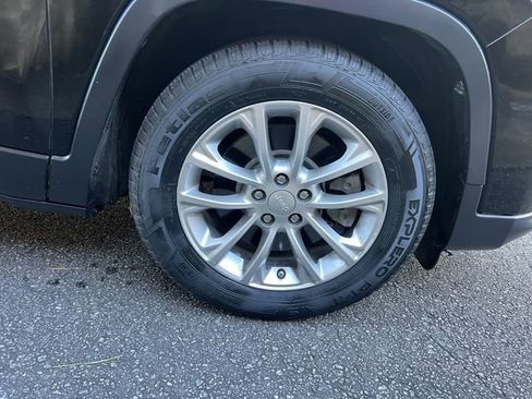 Used 2019 Jeep Cherokee Latitude w/ Cold Weather Group image 34