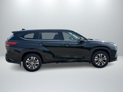 Used 2022 Toyota Highlander XLE AWD/4WD image 6
