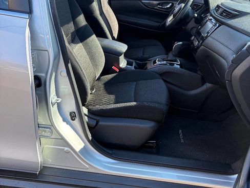 Used 2017 Nissan Rogue SV w/ SV Premium Package image 30