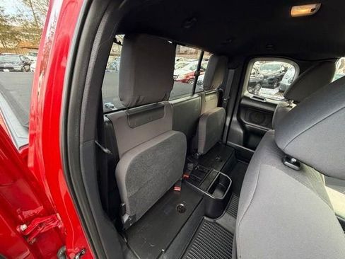 Used 2016 Toyota Tacoma TRD Sport image 11