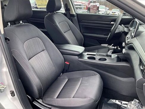 Used 2025 Nissan Altima 2.5 SV image 10