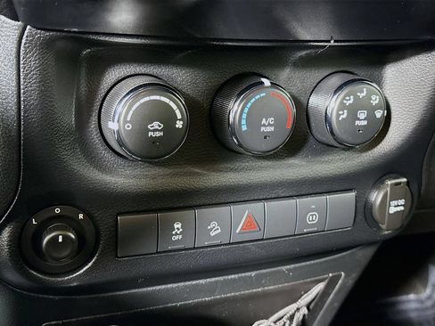 Used 2012 Jeep Wrangler Sahara w/ Connectivity Group AWD/4WD image 5
