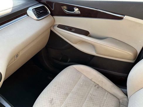 Used 2018 Kia Sorento LX image 28