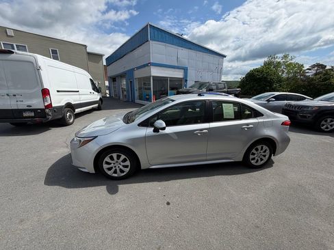 Used 2024 Toyota Corolla LE AWD/4WD image 2