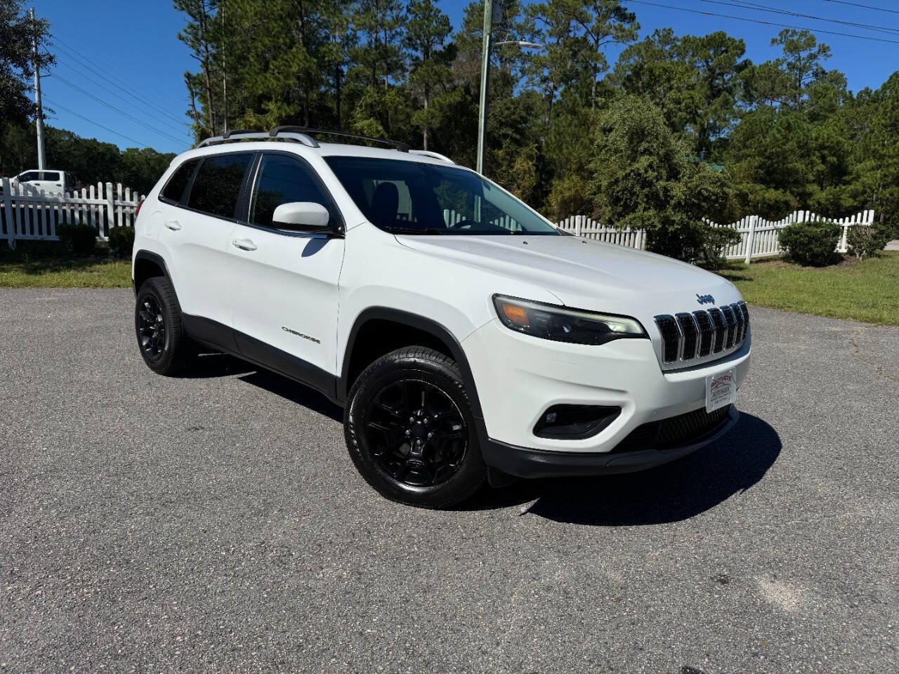 Used 2019 Jeep Cherokee Latitude Plus w/ Cold Weather Group AWD/4WD image 8