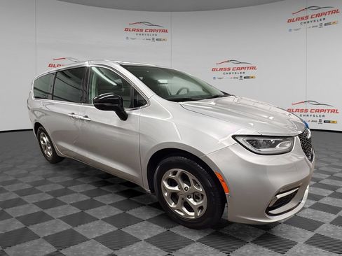 Used 2024 Chrysler Pacifica Limited FWD image 1