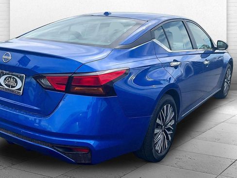 Used 2025 Nissan Altima 2.5 SV FWD image 14