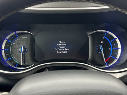 Used 2023 Chrysler Pacifica Touring-L FWD image 28