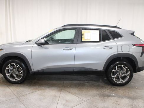 Used 2025 Chevrolet Trax LT w/ LT Convenience Package image 6