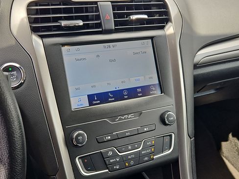 Used 2020 Ford Fusion SE image 15