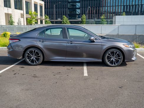 Used 2018 Toyota Camry SE w/ Convenience Package FWD image 8