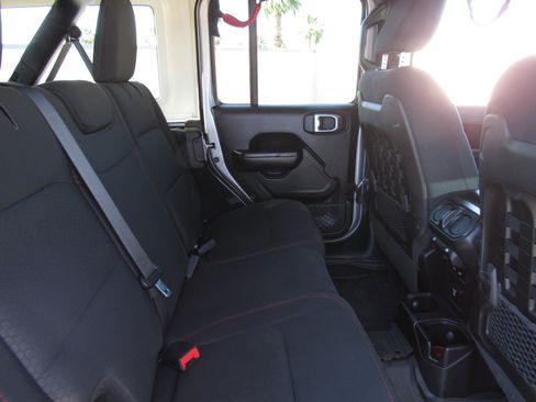 Used 2019 Jeep Wrangler Unlimited Rubicon w/ Cold Weather Group AWD/4WD image 11