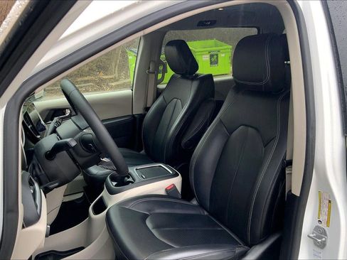 Used 2024 Chrysler Pacifica Select image 22