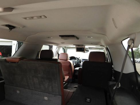 Used 2019 Chevrolet Suburban Premier w/ Premier Plus Edition AWD/4WD image 14