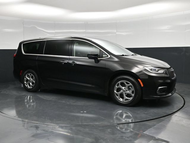 Certified 2024 Chrysler Pacifica Limited FWD image 5