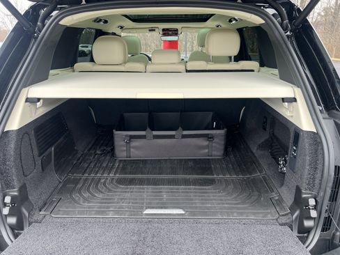 Certified 2025 Land Rover Range Rover SE image 31